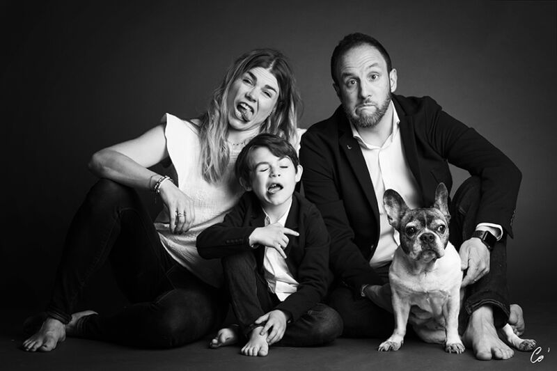 portrait de famille en couleur portrait drôle